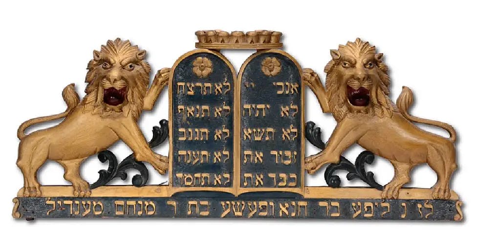 Ark decoration with the 10 commandments from a US synagogue (Live auctioneers)
